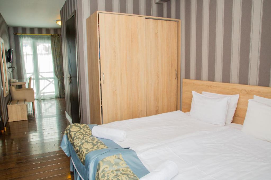 Postel nebo postele na pokoji v ubytování Edelweiss Hotel