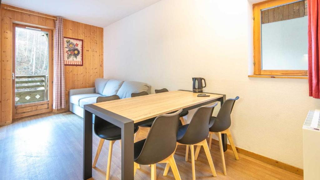 ein Esszimmer mit Tisch und Stühlen in der Unterkunft Les fermes de Saint Sorlin H 105 - 2P6 in Saint-Sorlin-dʼArves