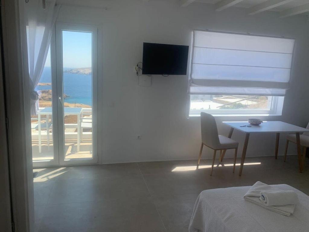 TV a/nebo společenská místnost v ubytování Aegean Studio with Breathtaking Views