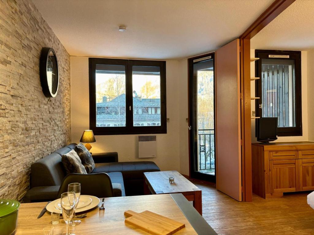 un salon avec un canapé et une table dans l'établissement Le Chamois Blanc, à Chamonix-Mont-Blanc