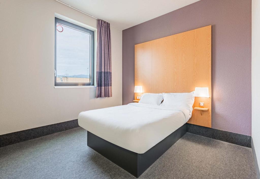 Postel nebo postele na pokoji v ubytování B&B HOTEL Colmar Expo