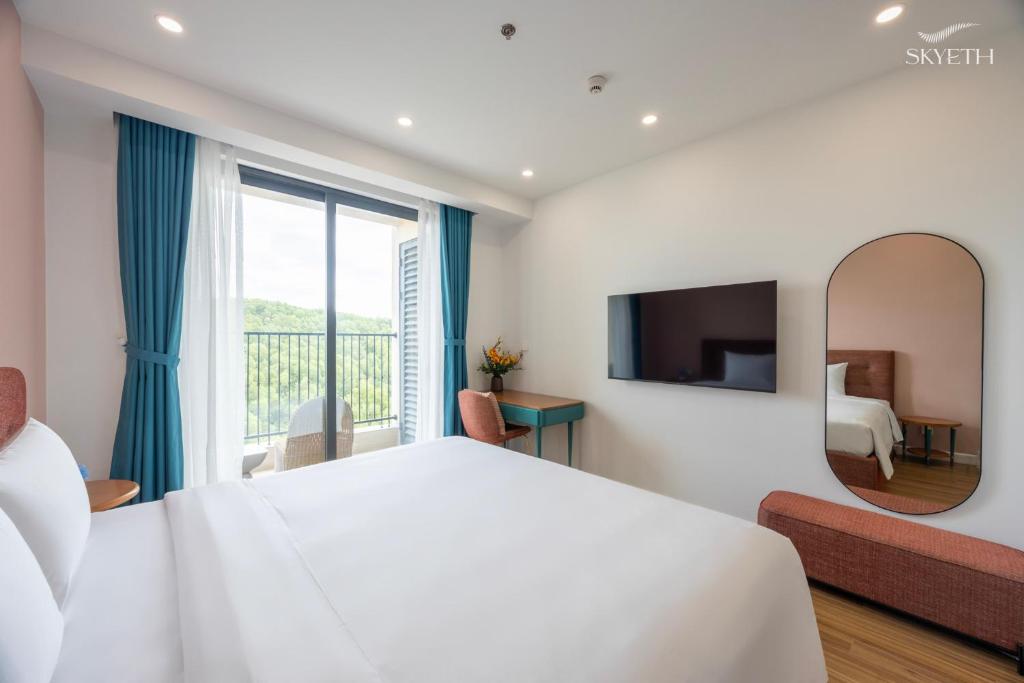 Giường trong phòng chung tại Luna Sol Apartment - Sunset & Firework Signature