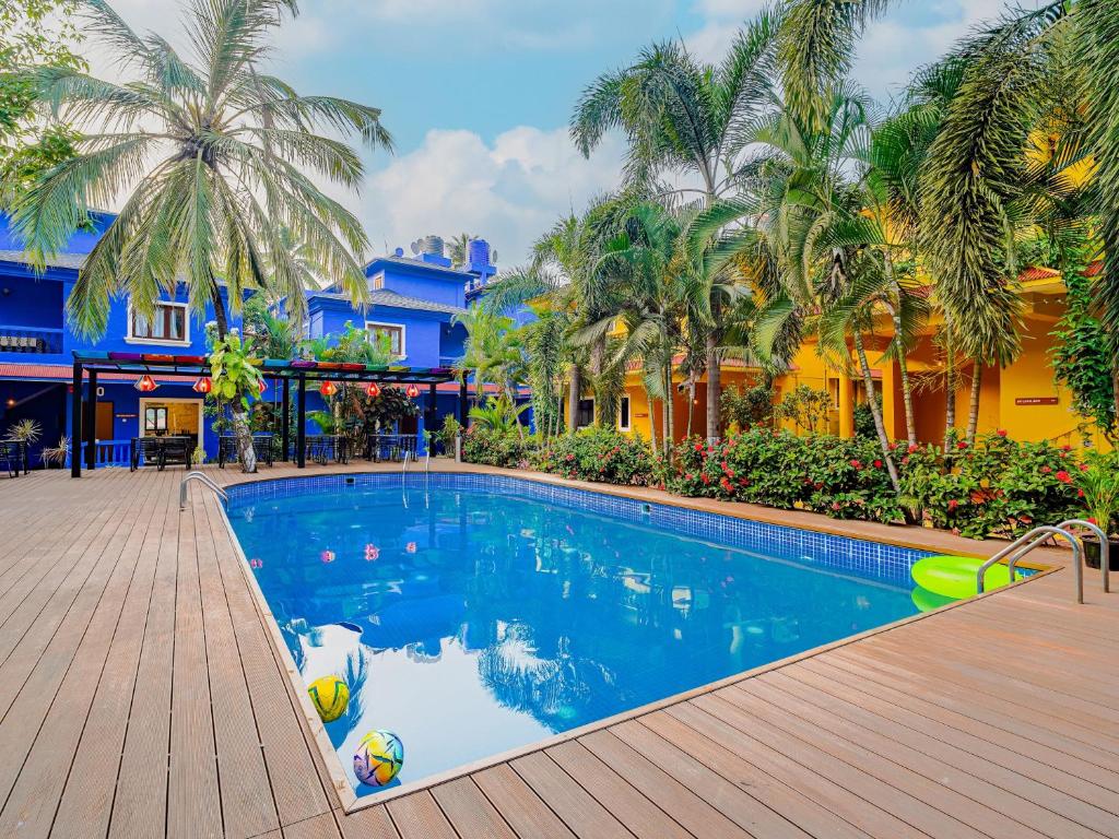 una piscina con campi da pallavolo in un resort di The Hosteller Goa, Anjuna ad Arpora