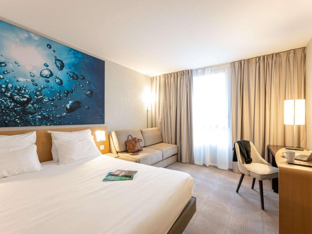 Postel nebo postele na pokoji v ubytování Novotel Grenoble Nord Voreppe