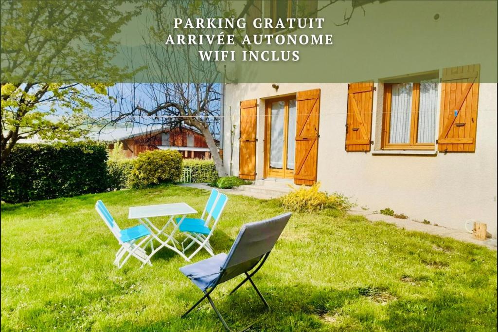 - une table et des chaises dans la cour d'une maison dans l'établissement Le Relai des Gayots Wifi Parking Jardin - CLG Savoie, à Châteauneuf