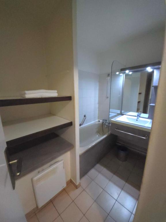 Postel nebo postele na pokoji v ubytování Geneva Residence