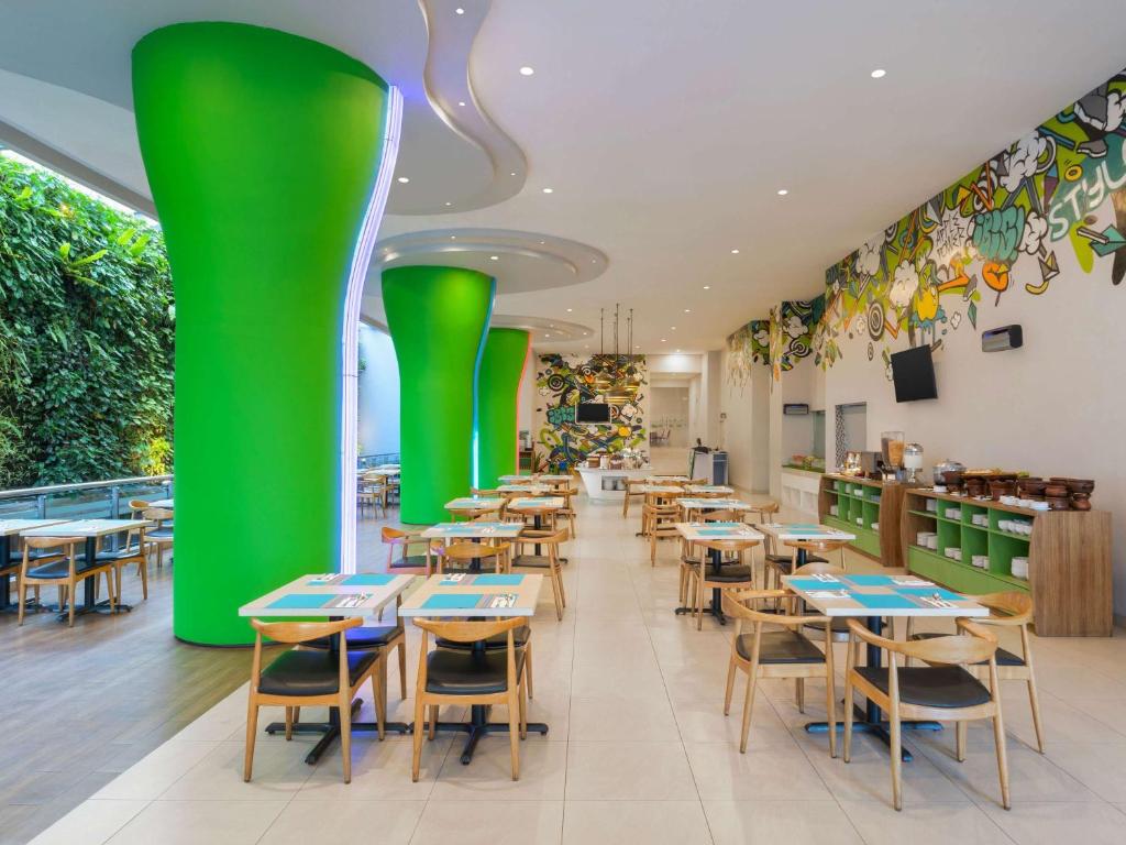 Restoran või mõni muu söögikoht majutusasutuses Ibis Styles Malang