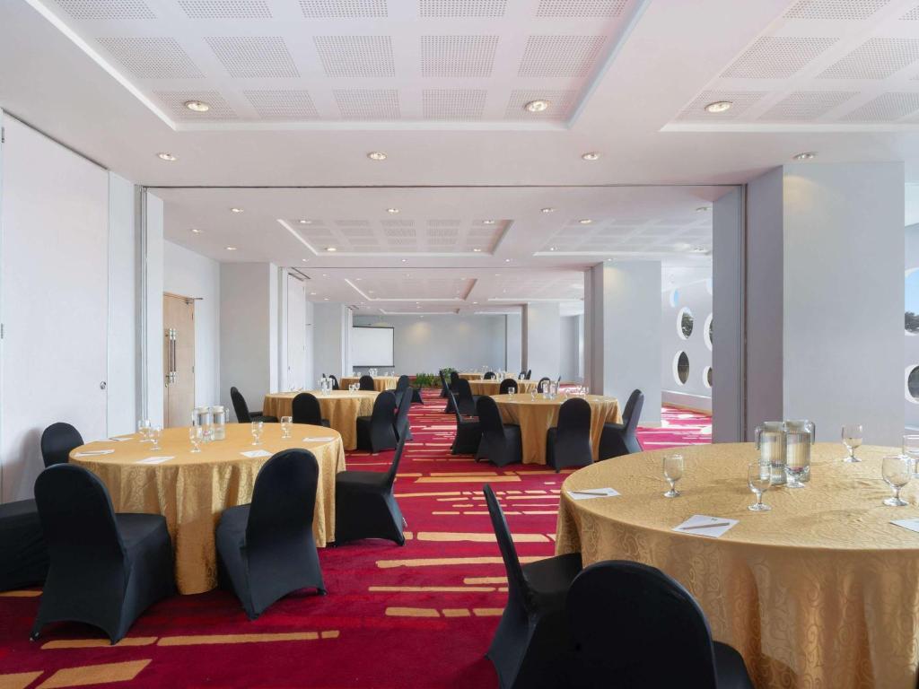 Restoran või mõni muu söögikoht majutusasutuses Ibis Styles Malang