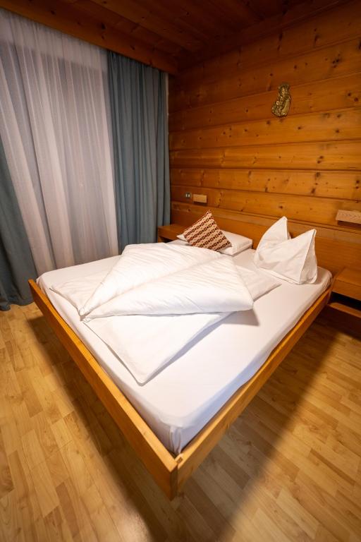 Łóżko lub łóżka w pokoju w obiekcie Ciasa Cianins