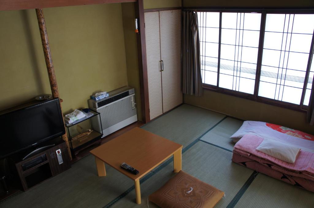 TV a/nebo společenská místnost v ubytování Miyoshiya Ryokan