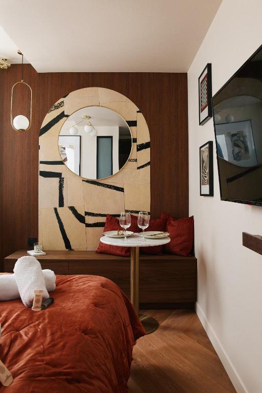 - une chambre avec une table et des verres à vin dans l'établissement Lavie Maison - 33 Louvre, à Paris