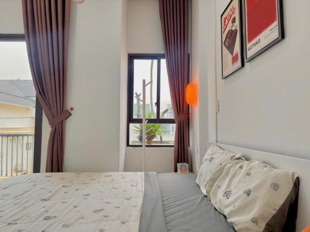 Postel nebo postele na pokoji v ubytování Corgi House Beachstay Danang