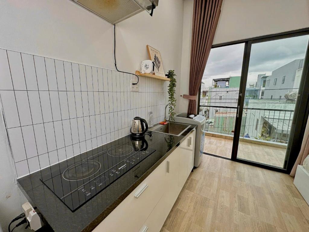 Kuchyň nebo kuchyňský kout v ubytování Corgi House Beachstay Danang