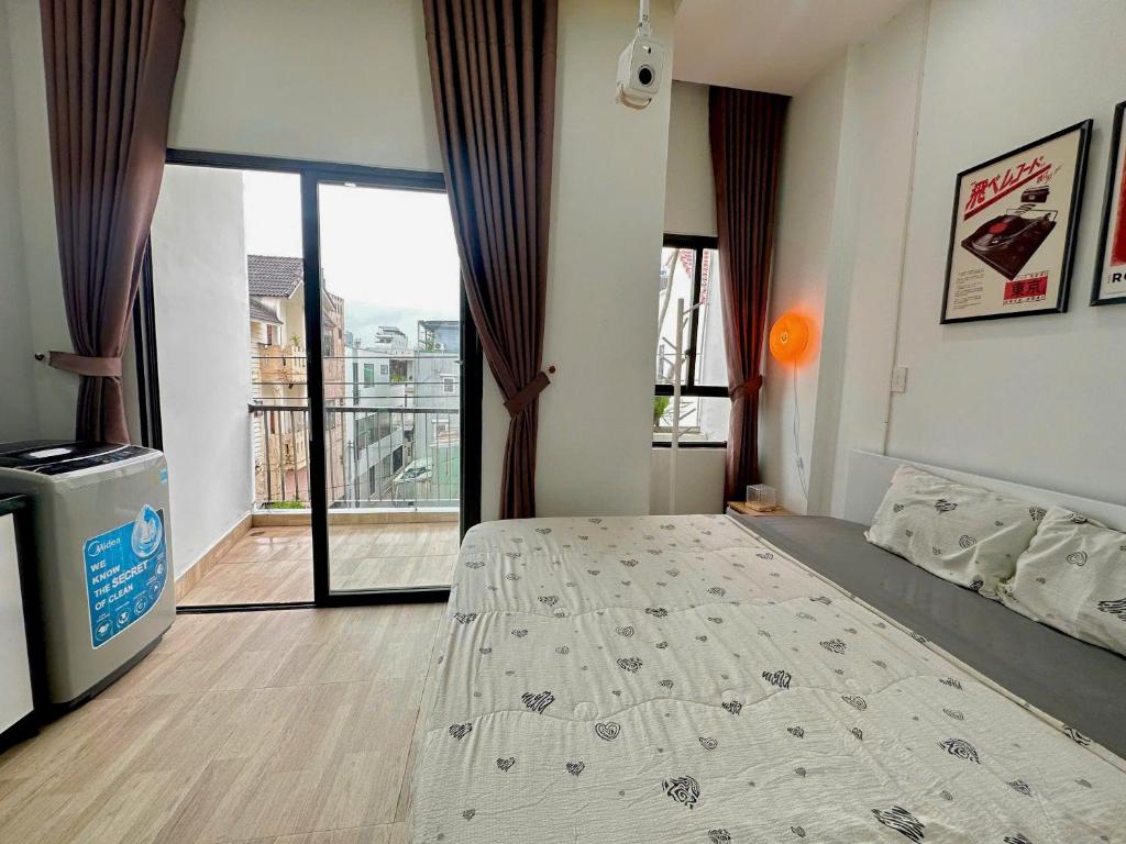 Postel nebo postele na pokoji v ubytování Corgi House Beachstay Danang