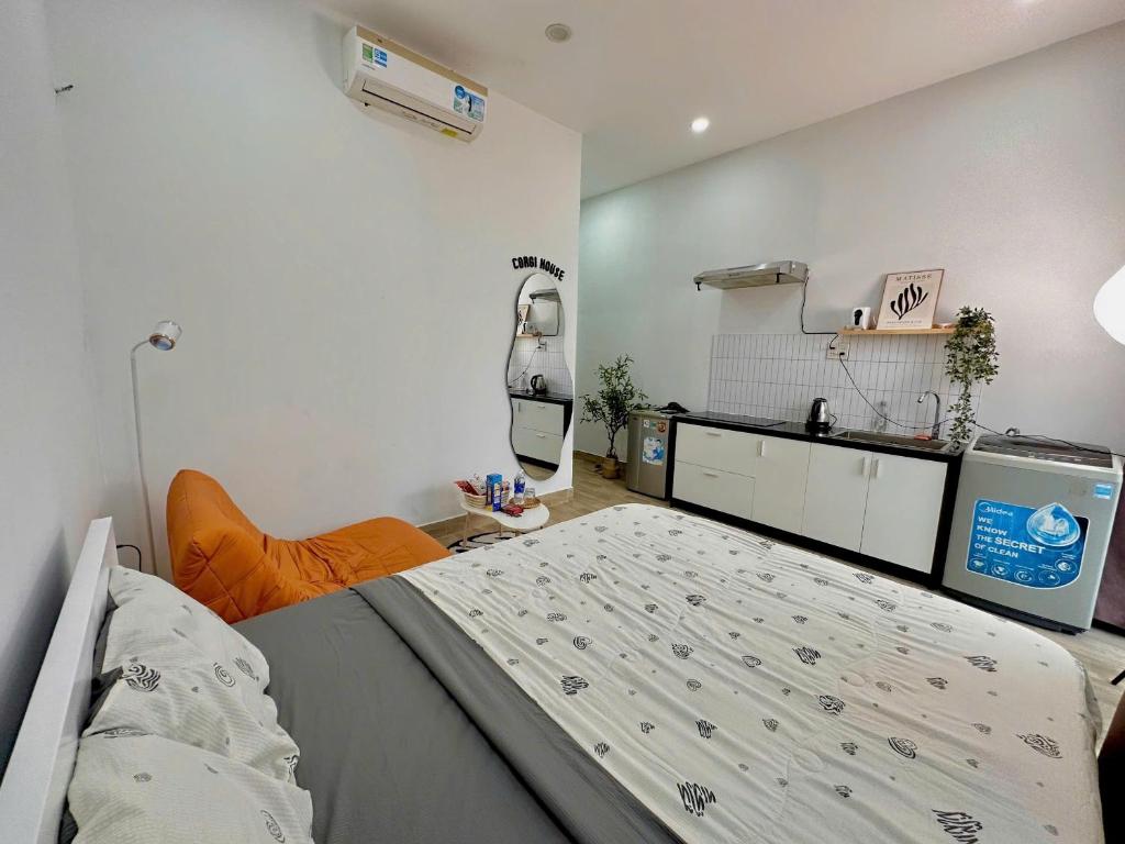 Postel nebo postele na pokoji v ubytování Corgi House Beachstay Danang