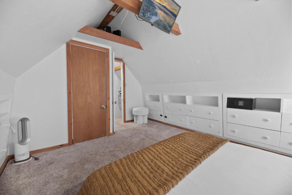 ein Schlafzimmer mit weißen Wänden und einer braunen Tür in der Unterkunft Big Bear Mountain Retreat with Hot Tub by MariamsBnb in Big Bear City Airport