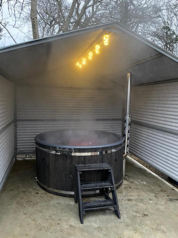 una vasca idromassaggio in un garage con uno sgabello di Executive Pod and Jacuzzi a Watch House Village