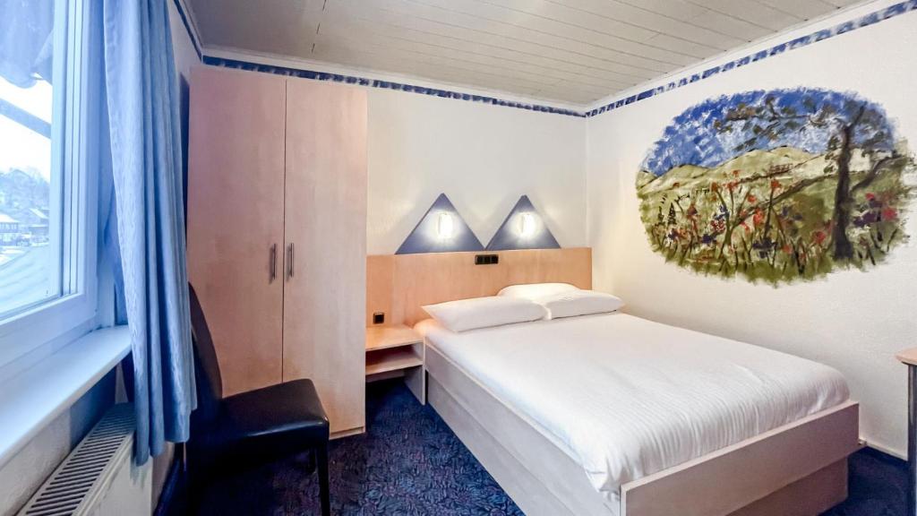 una camera da letto con un letto e un quadro sul muro di Smart Resorts B&B 3 BB 1005 a Winterberg