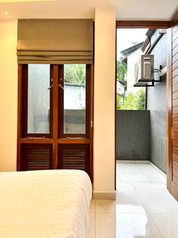 Postel nebo postele na pokoji v ubytování Kandy Breeze City Hotel