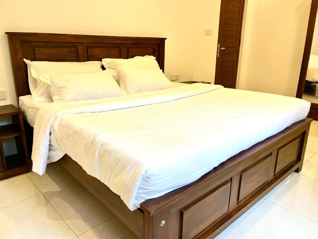 Postel nebo postele na pokoji v ubytování Kandy Breeze City Hotel