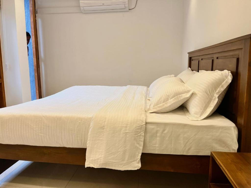 Postel nebo postele na pokoji v ubytování Kandy Breeze City Hotel