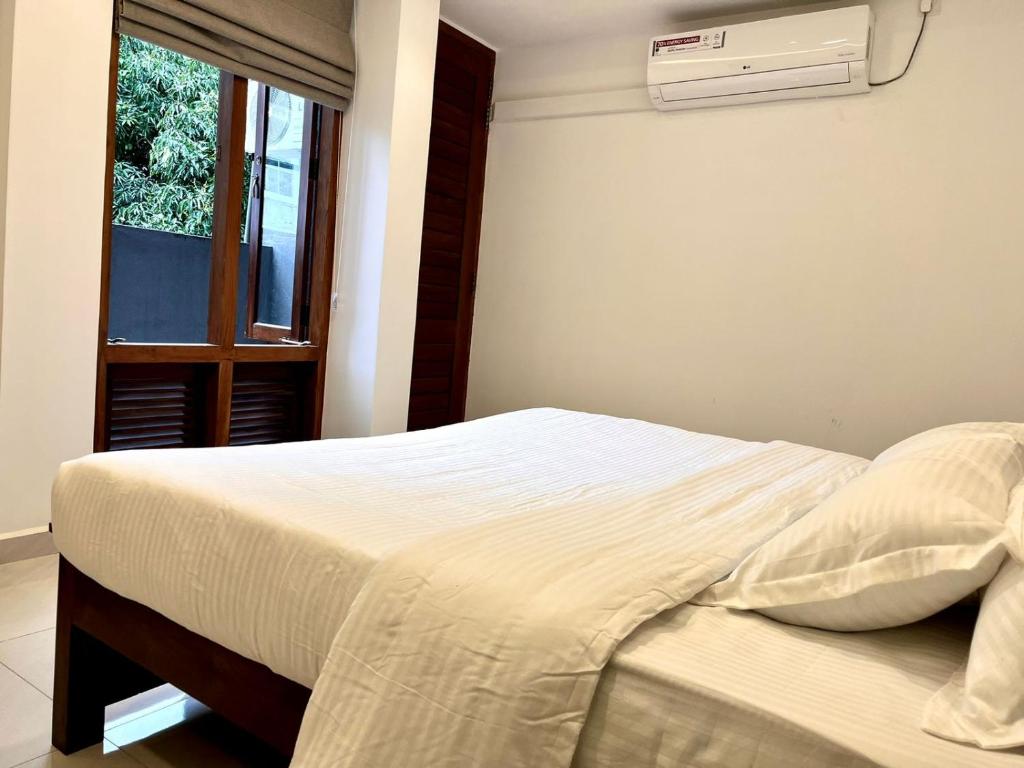 Postel nebo postele na pokoji v ubytování Kandy Breeze City Hotel