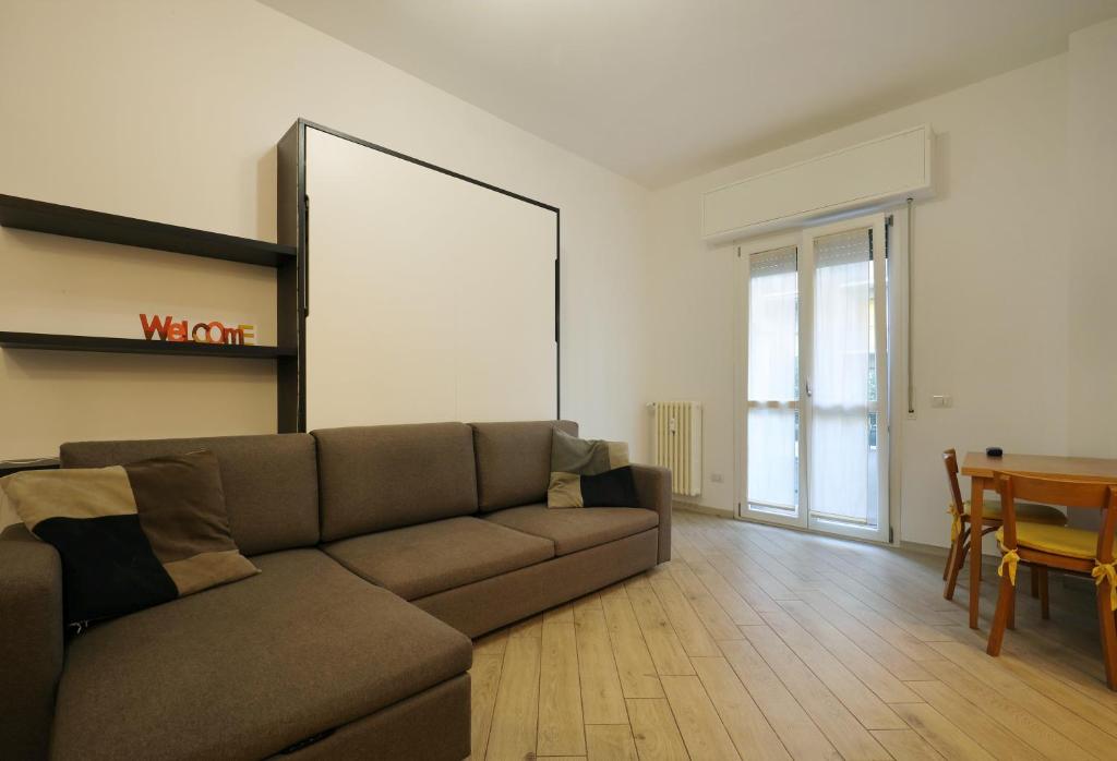 Monolocale Moderno con Balcone e Aria Condizionata