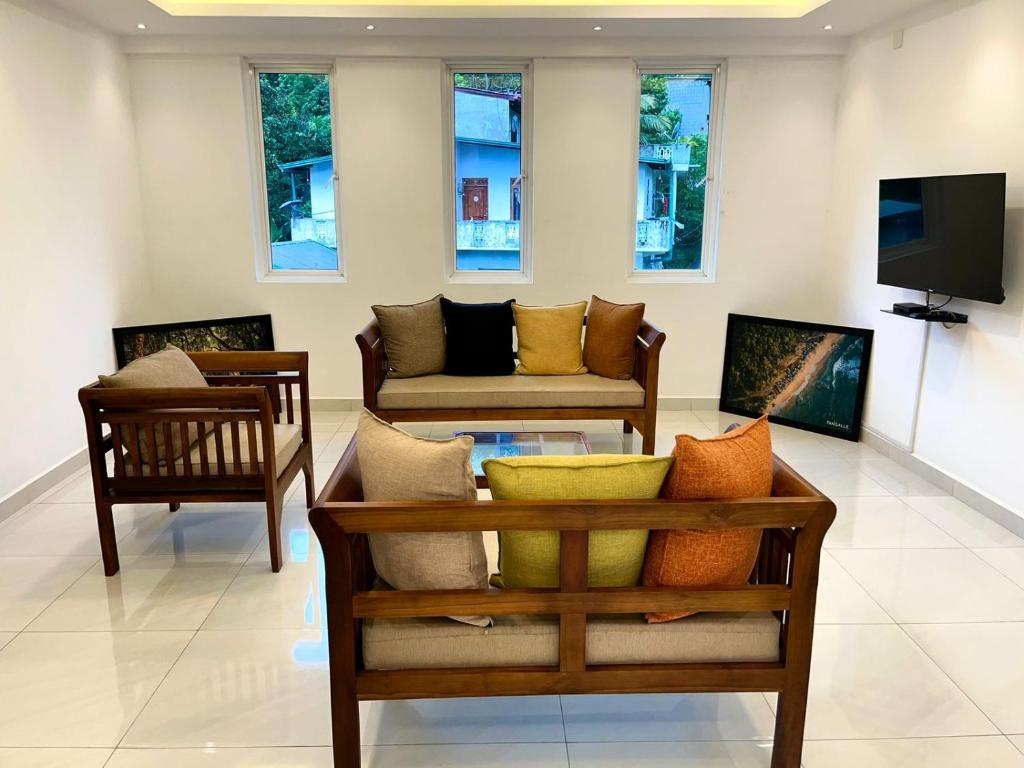 TV a/nebo společenská místnost v ubytování Kandy Breeze City Hotel