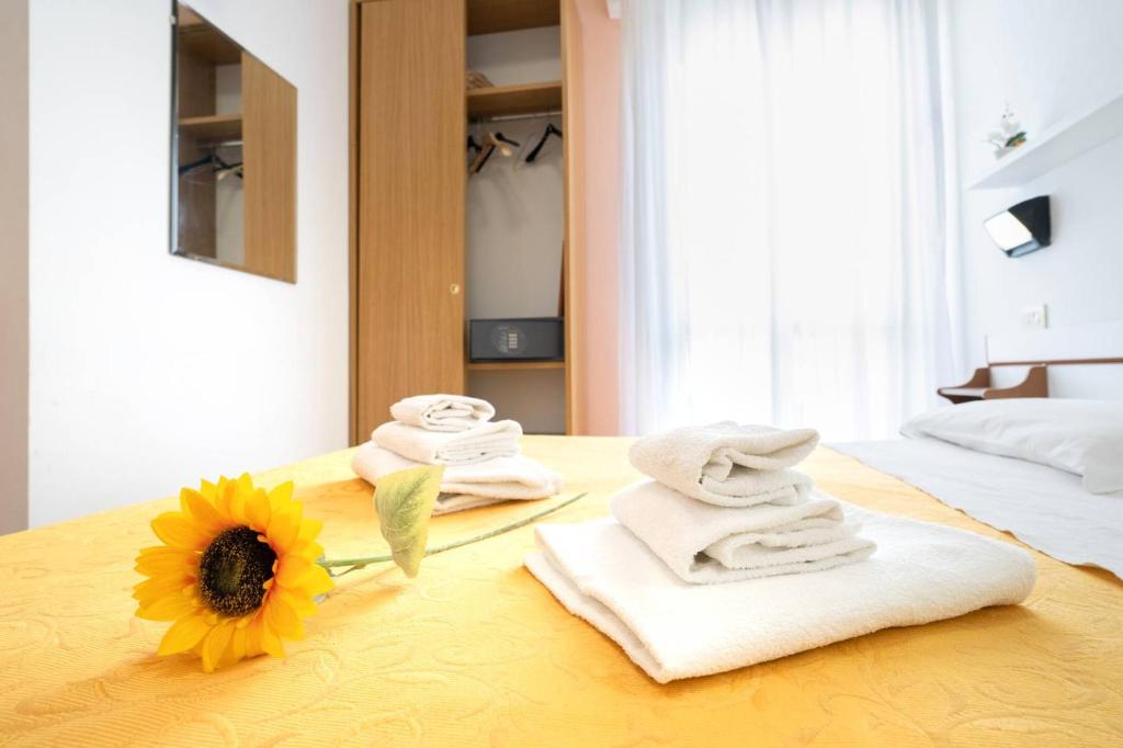 Postel nebo postele na pokoji v ubytování HOTEL LEA B&B Pensione Completa