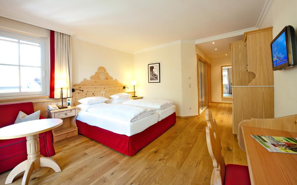 Postel nebo postele na pokoji v ubytování Landhotel Römerhof