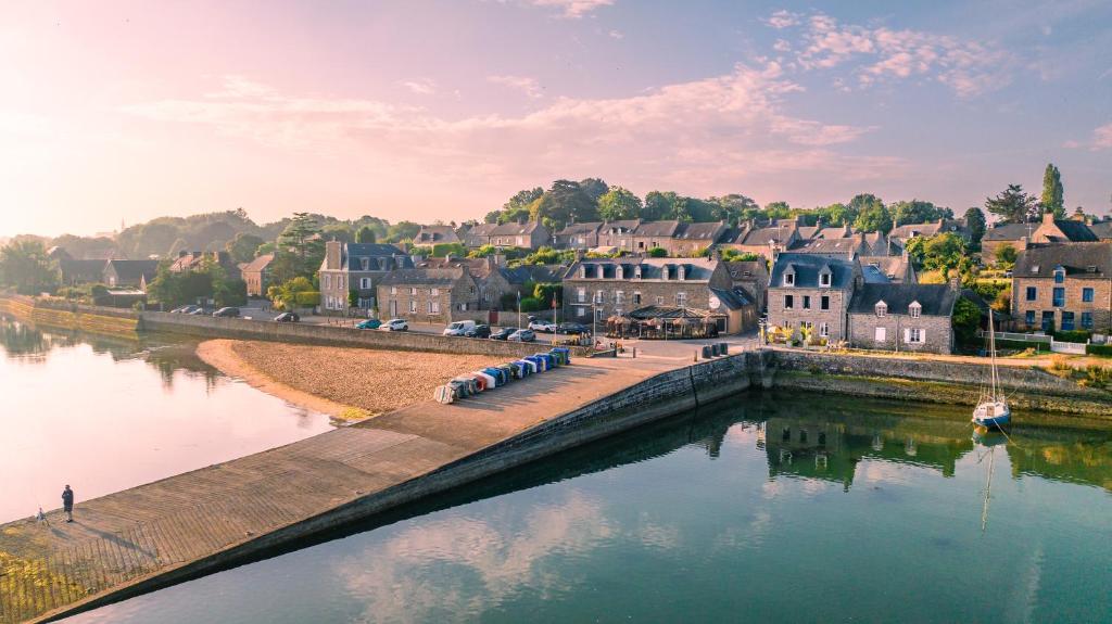 une ville à côté d'une rivière avec une ville dans l'établissement La maison au bord de l'eau, à Pleudihen-sur-Rance