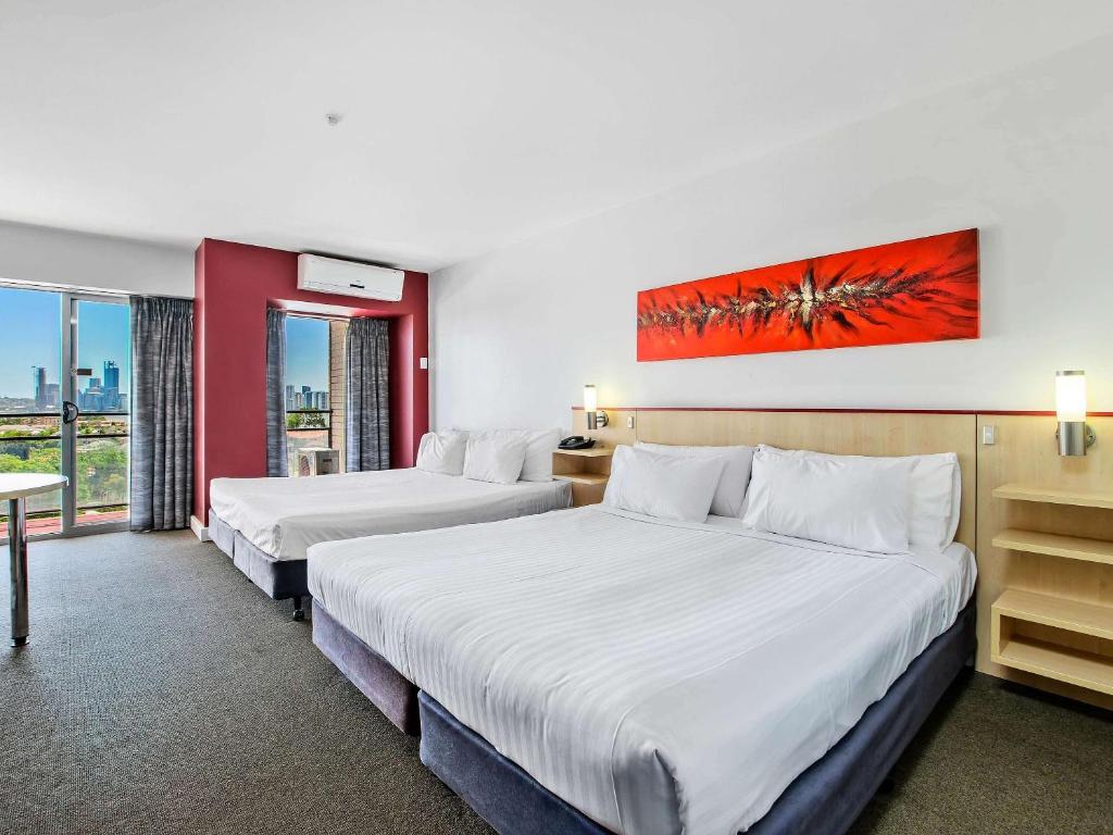 Postel nebo postele na pokoji v ubytování Metro Hotel Perth