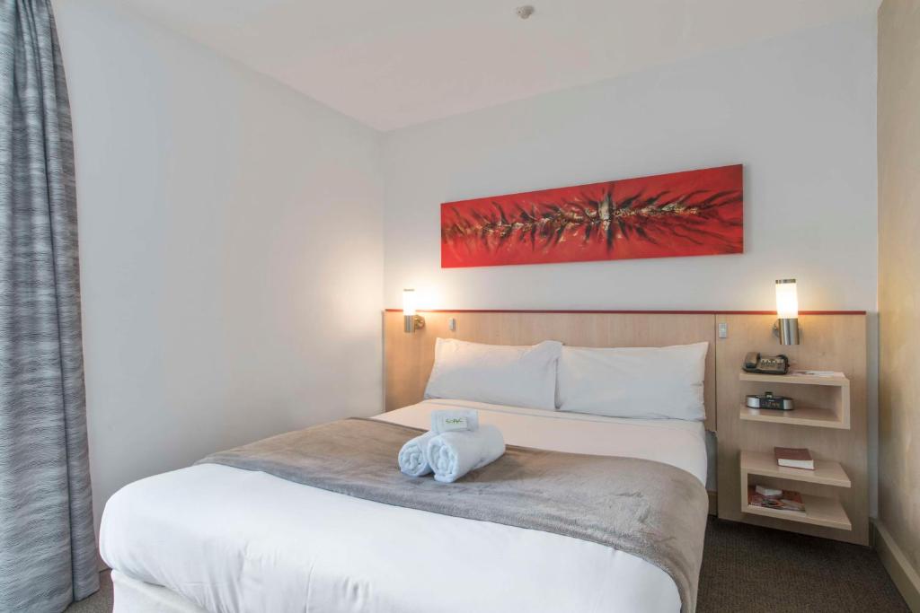 Postel nebo postele na pokoji v ubytování Metro Hotel Perth