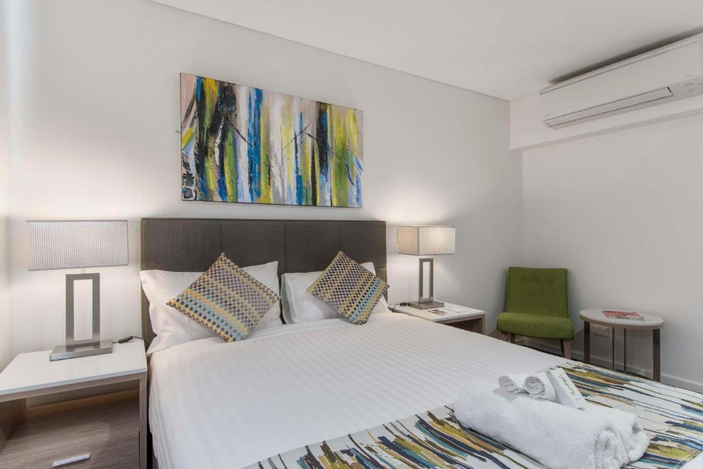 Postel nebo postele na pokoji v ubytování Metro Hotel Perth