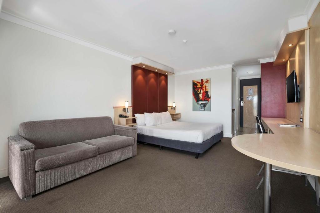 Postel nebo postele na pokoji v ubytování Metro Hotel Perth