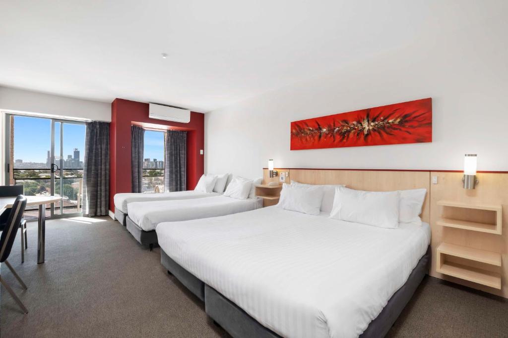 Postel nebo postele na pokoji v ubytování Metro Hotel Perth