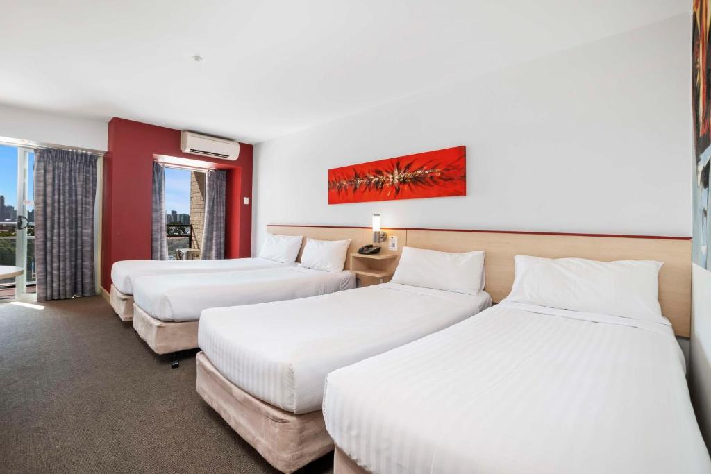 Postel nebo postele na pokoji v ubytování Metro Hotel Perth