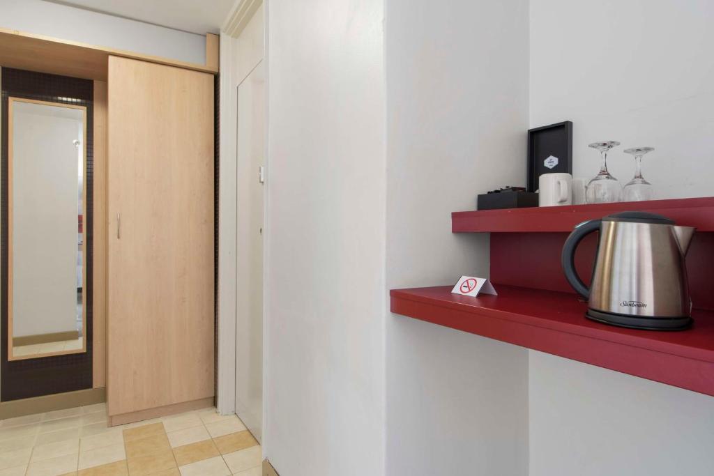 Kuchyň nebo kuchyňský kout v ubytování Metro Hotel Perth