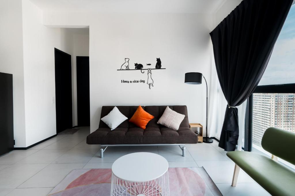 Posezení v ubytování Seaview Infinity Pool 2BR 2CP 8Pax Urban Suite 251