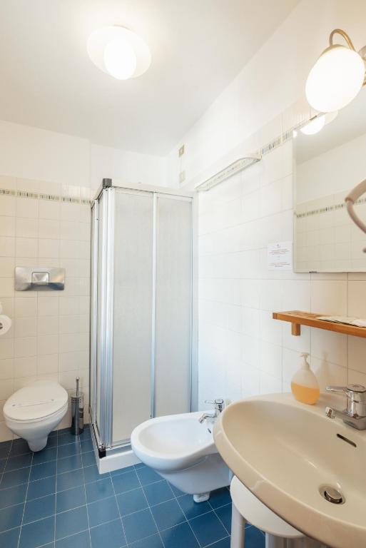 Koupelna v ubytování Albergo Vezzana