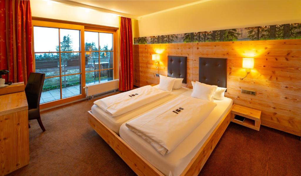 Postel nebo postele na pokoji v ubytování Berghotel Mummelsee