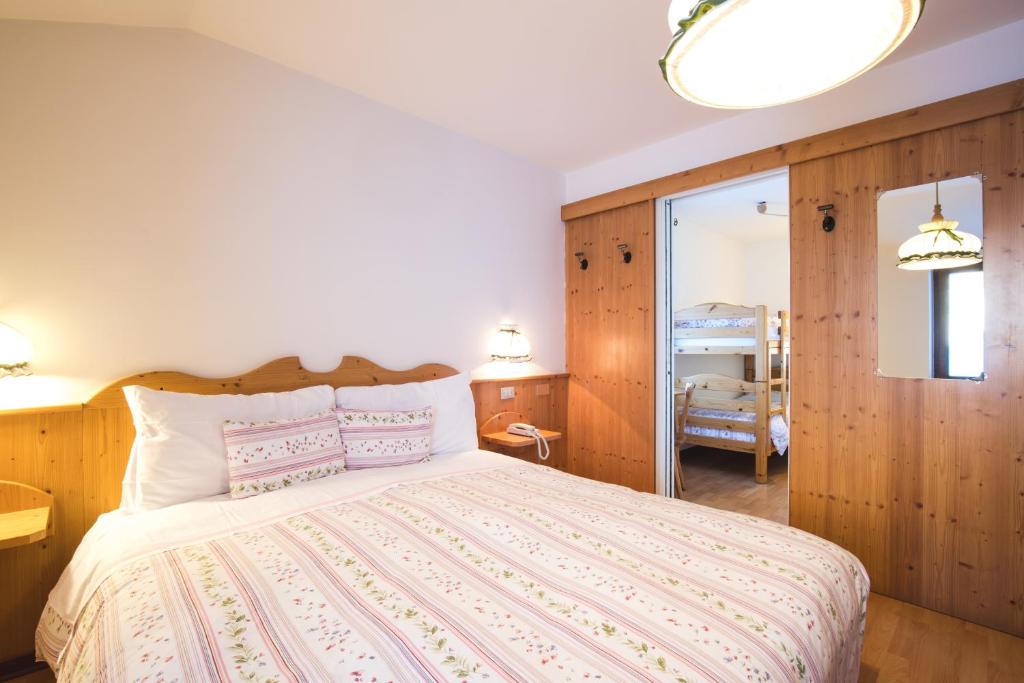 Postel nebo postele na pokoji v ubytování Albergo Vezzana