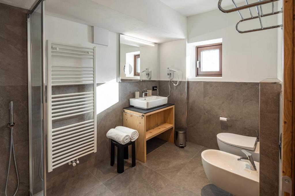 Koupelna v ubytování Albergo Vezzana
