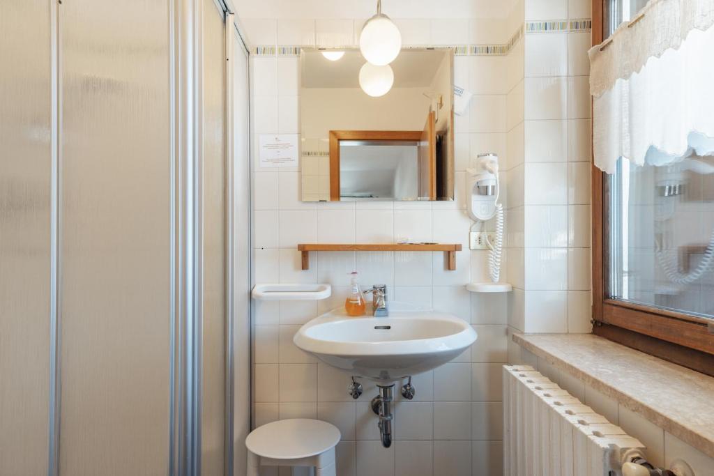 Koupelna v ubytování Albergo Vezzana