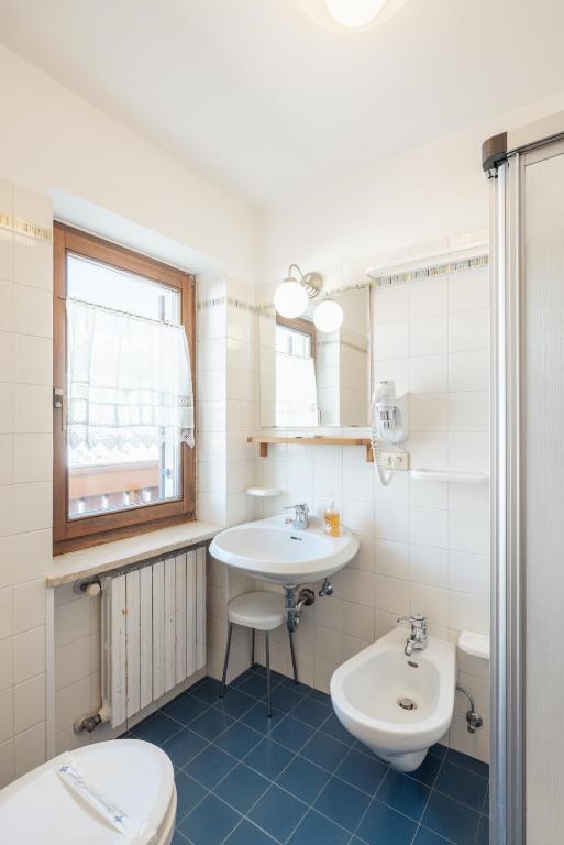 Koupelna v ubytování Albergo Vezzana