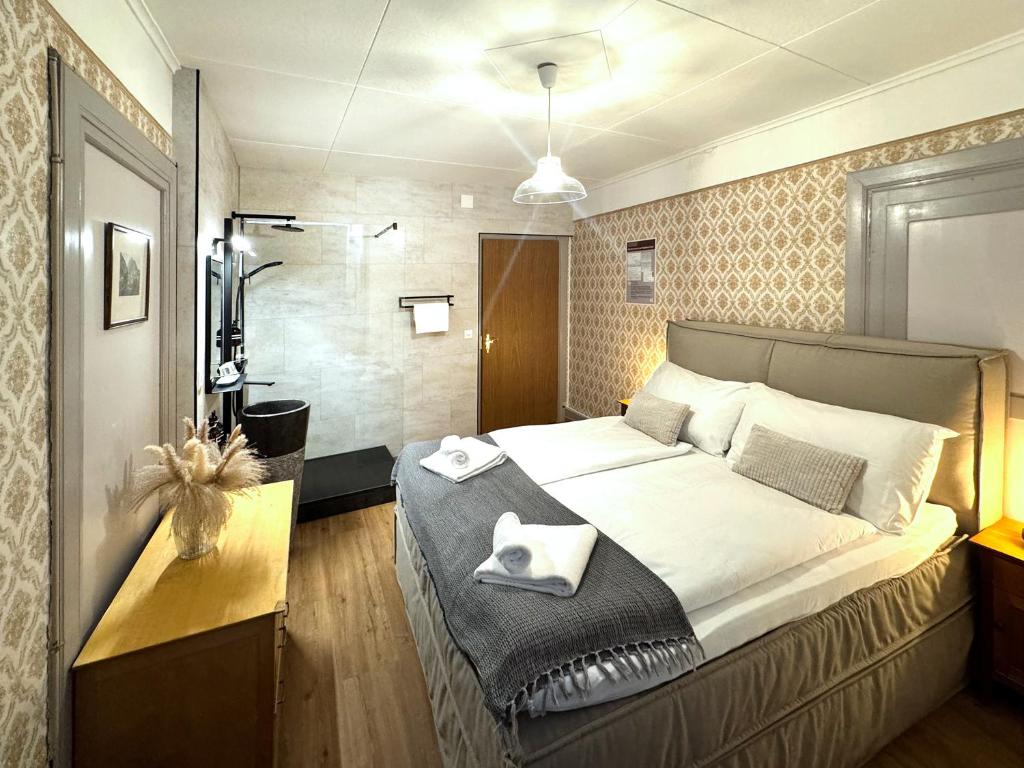 Postel nebo postele na pokoji v ubytování DU GLACIER Boutique & Traditions Hotel