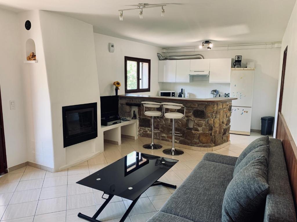 un salon avec un canapé et une table dans l'établissement 3P 65 m2 au calme colline de Cagnes sur Mer, à Cagnes-sur-Mer