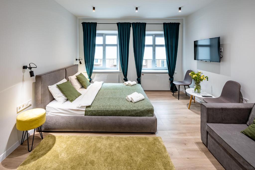 Ένα ή περισσότερα κρεβάτια σε δωμάτιο στο Apartments on Staroyevreiska Street