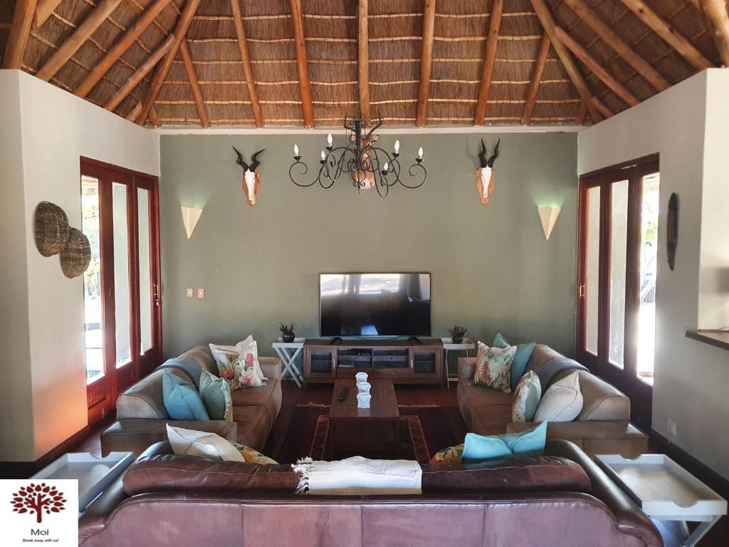 TV a/nebo společenská místnost v ubytování Zebula Golf and Wildlife Estate - Kudu's Bark Pax 12 - Moi Signature Luxury villa