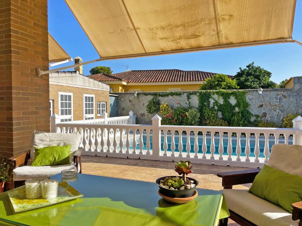 A balcony or terrace at Villa Moreno - Ole Solutions